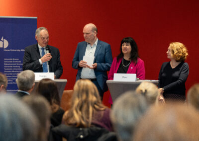 Moderator Jan-Martin Wiarda im Gespräch mit Porf. Dr. Ralph Bruder und Prof. Dr. Elizabeth Prommer